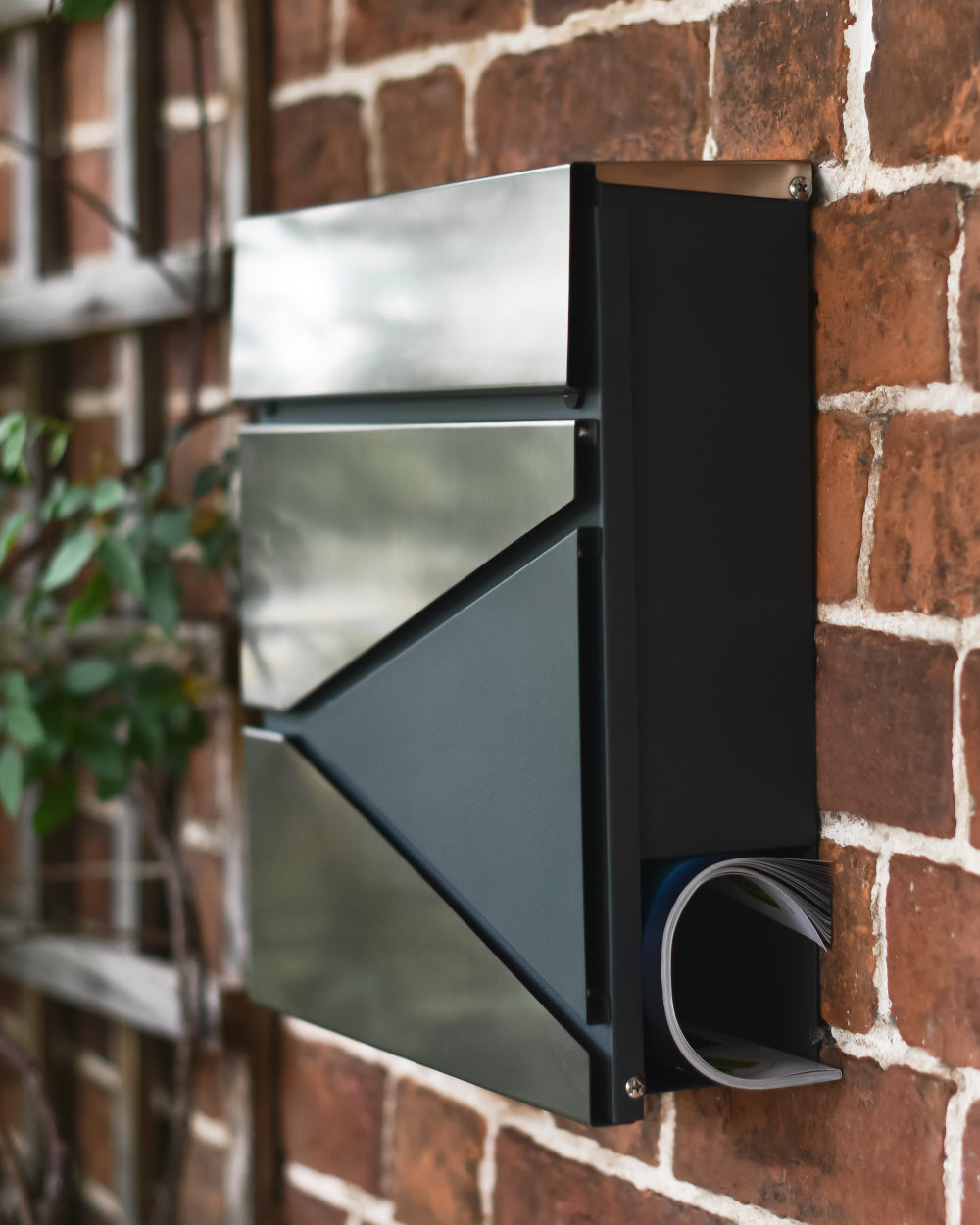 Post box and newspaper holder 