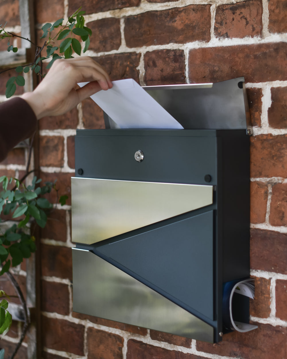 Large aperture letter box 