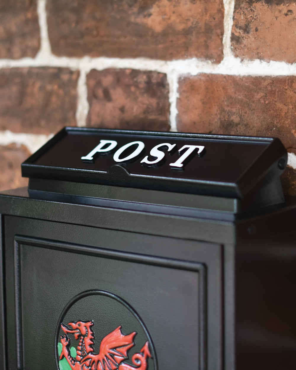 Post box with liftable flap 