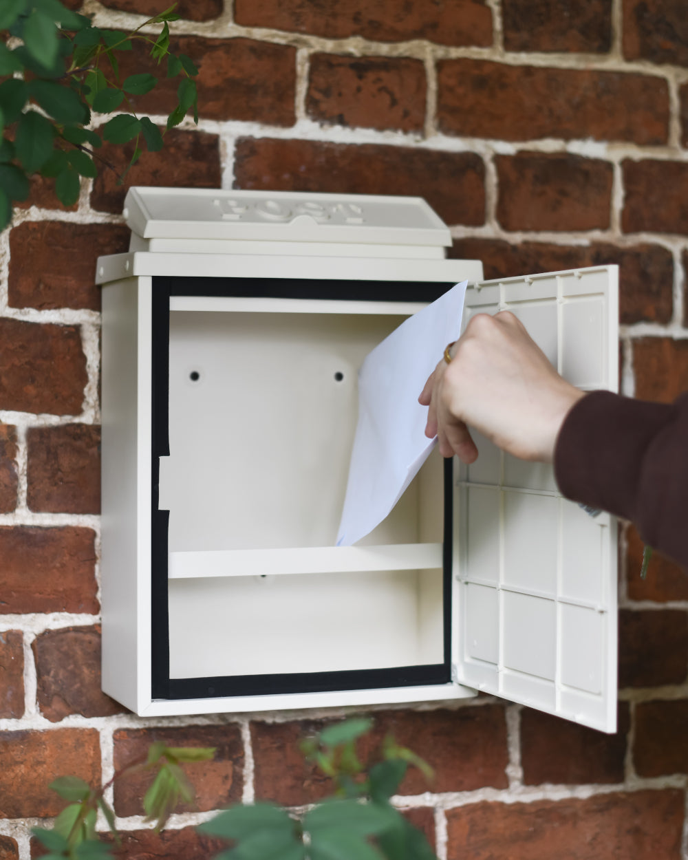 Post box with a retention bar