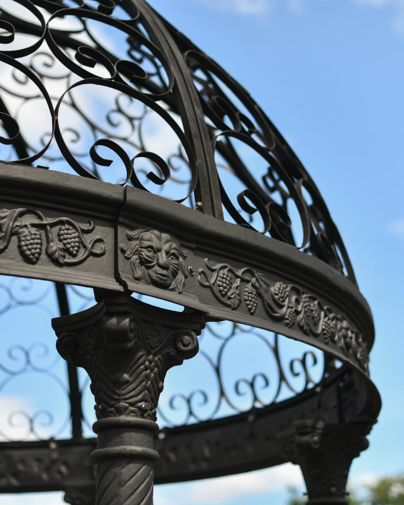 Close up of the regal motif 