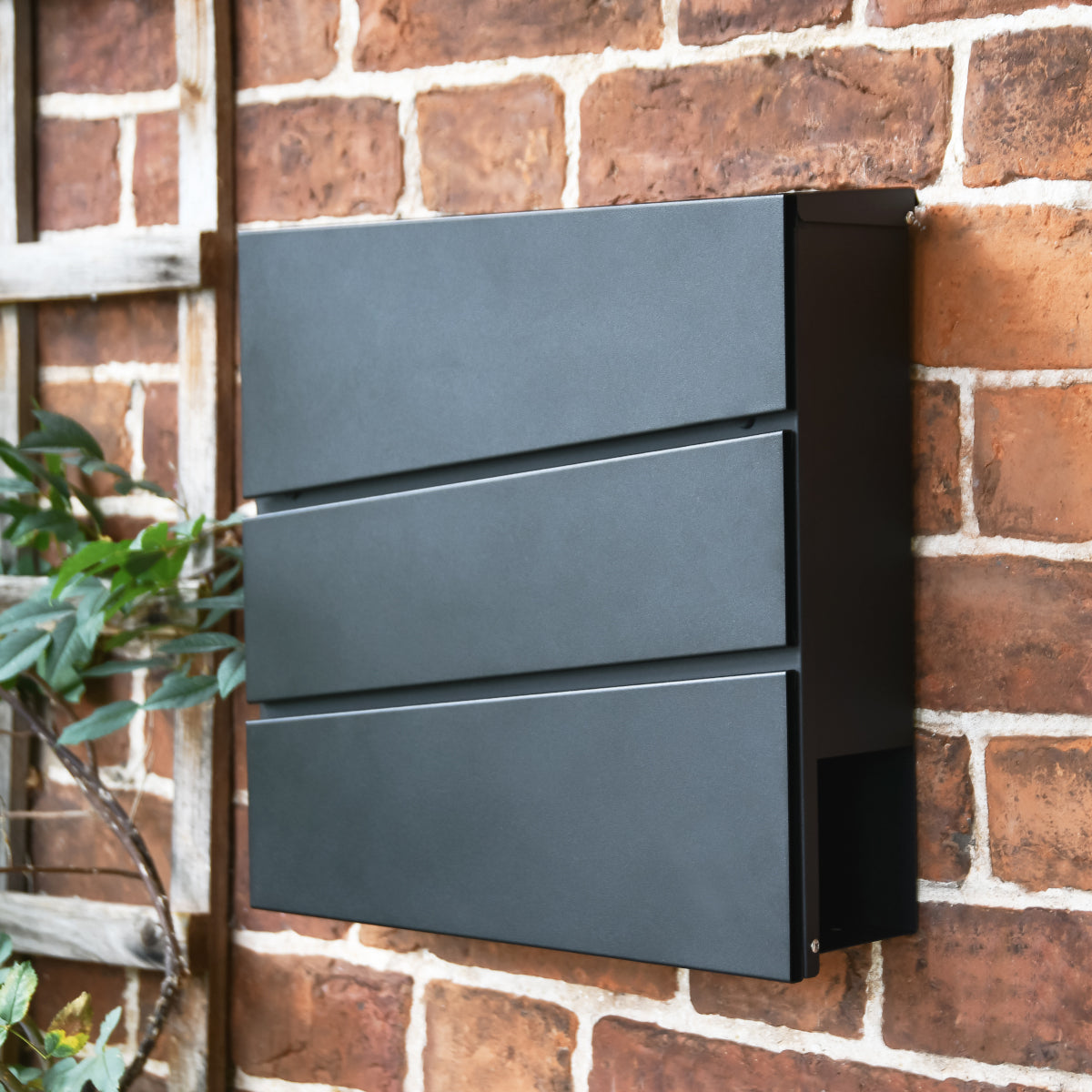 'Encajonar' Black Wall Mounted Post Box & Newspaper Holder