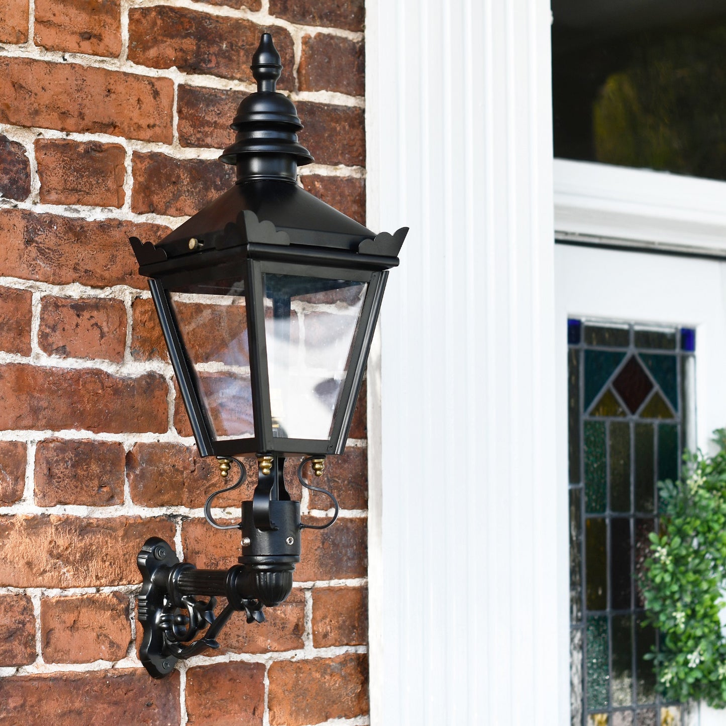 Exterior wall mounted Kensington wall lantern with bracket