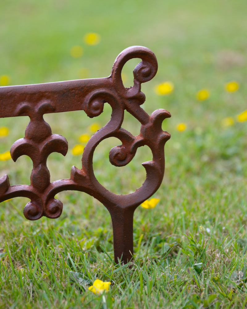 Close up of the fleur-de-lis