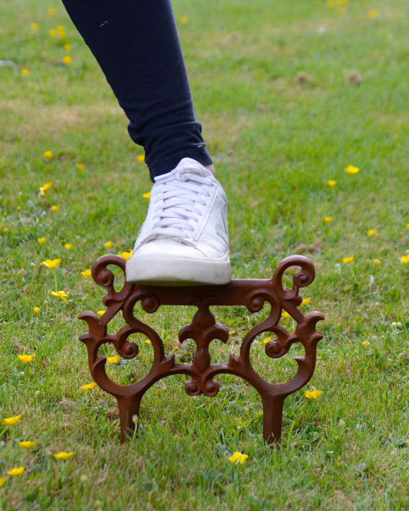 Life size scale of the 'Foundry Fleur' scraper