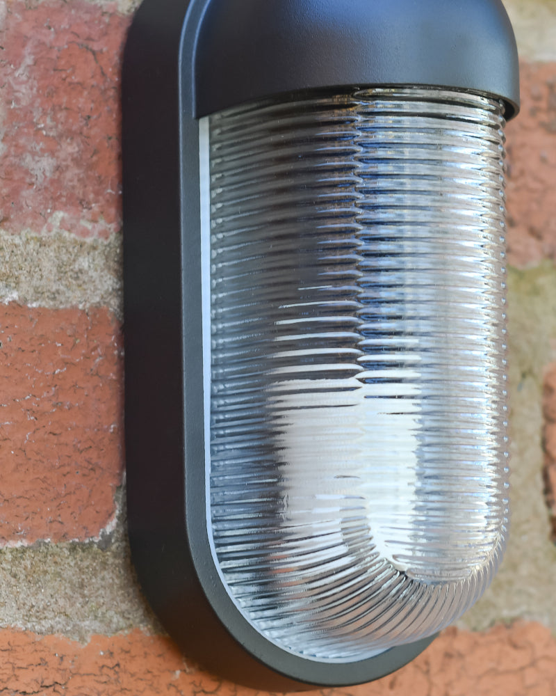 Close up of the ribbed pane 