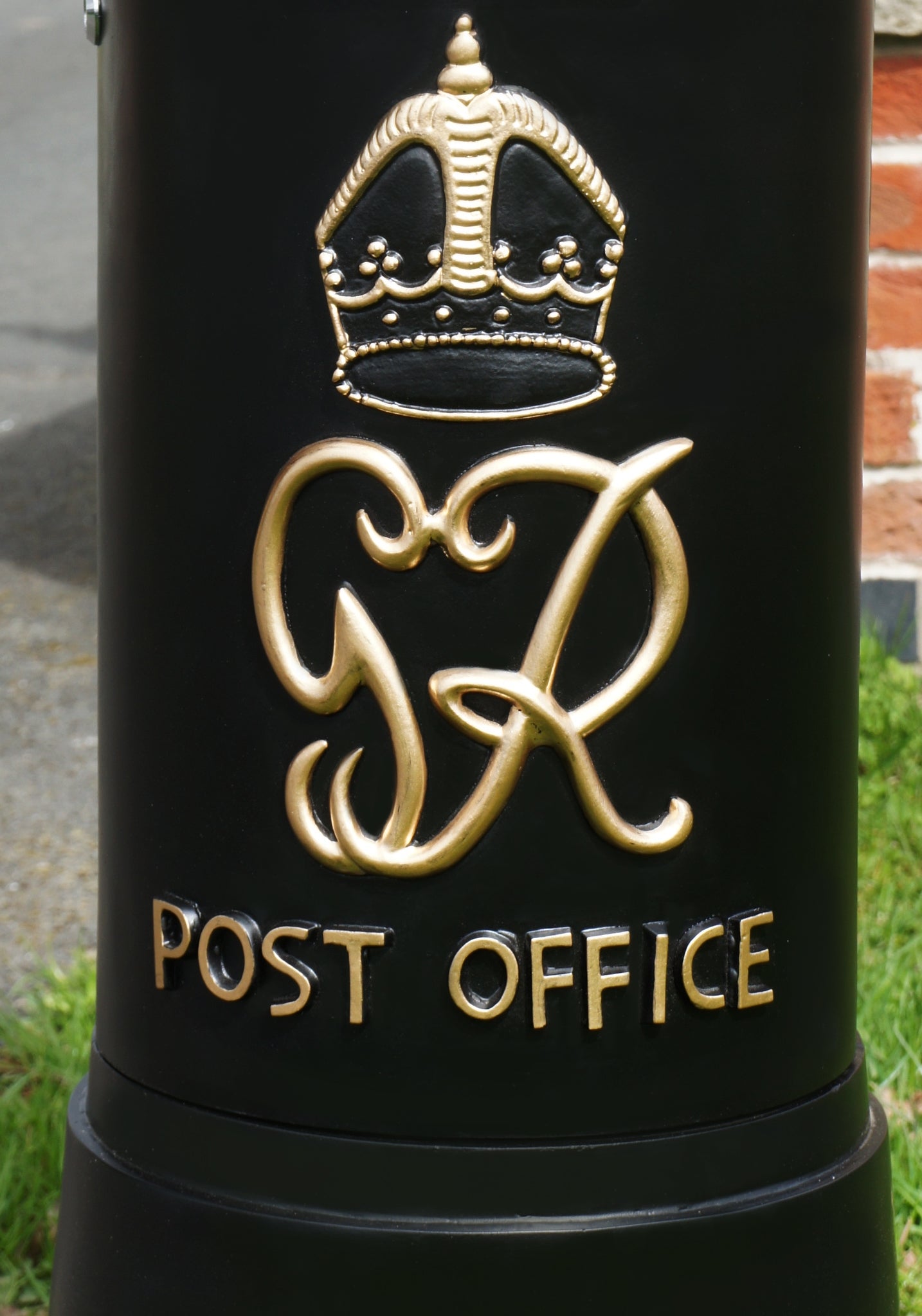 Traditional GR Pillar Post Box - Black