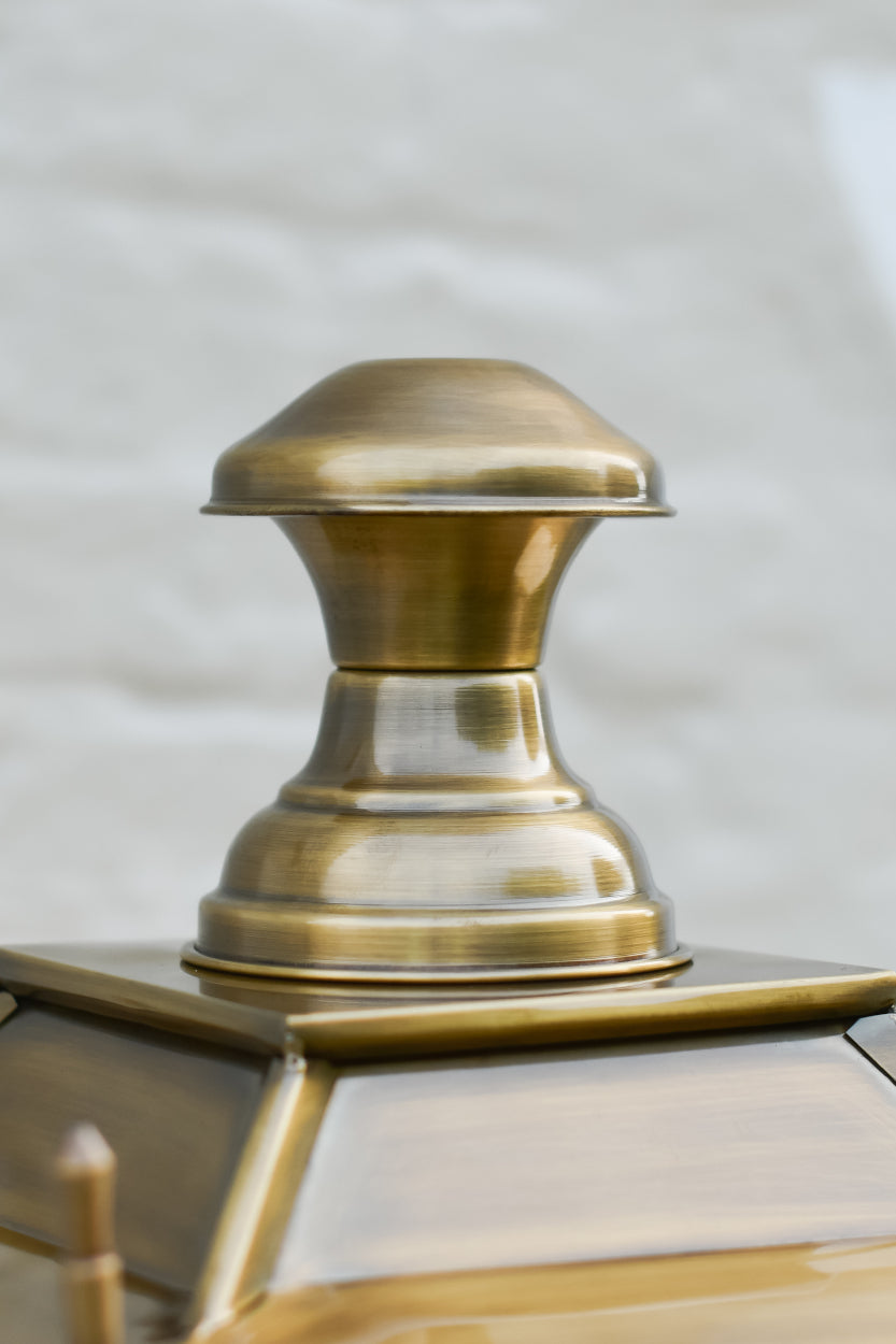 Centrepiece on top of the lantern