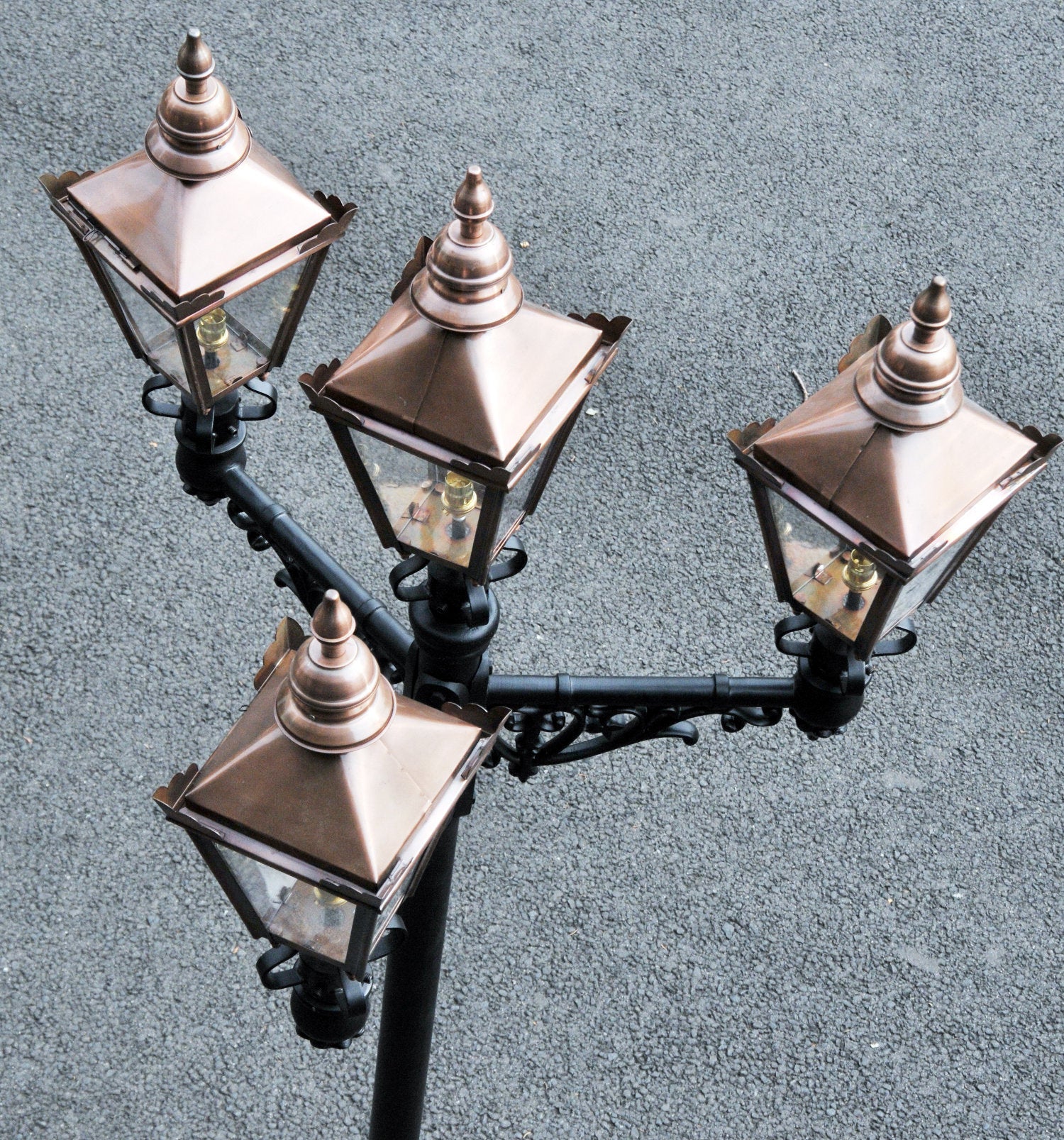 Top of quadruple lantern heads on post 
