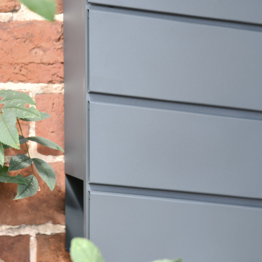 Close up of the grey front opening 
