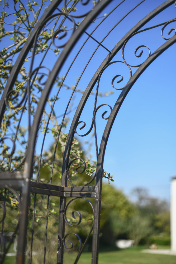 Close up of the lacquered archway