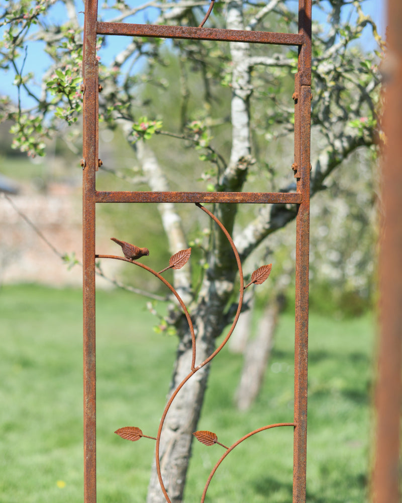 Zoomed in view of wired decoration 
