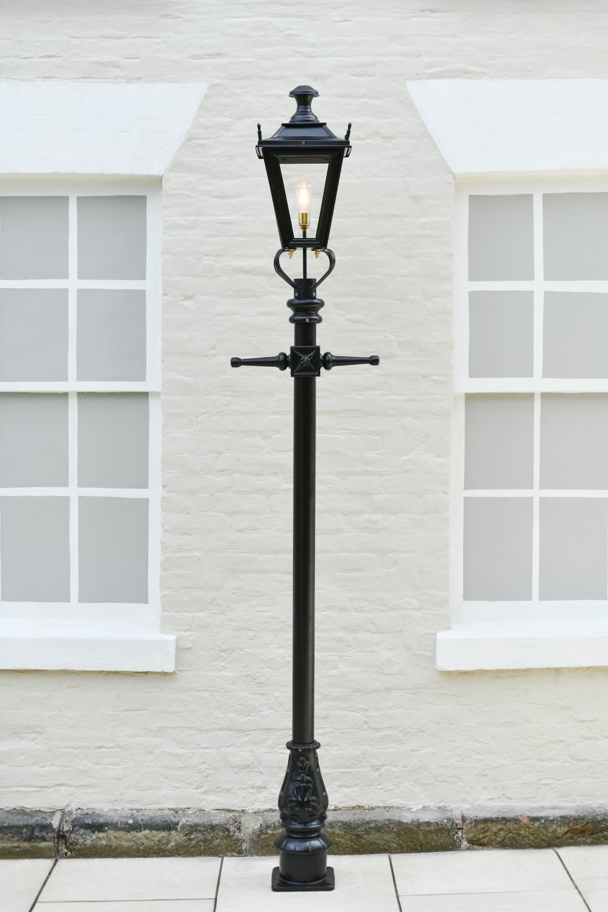 Head on view of the black medium 'Dorchester' lamp post