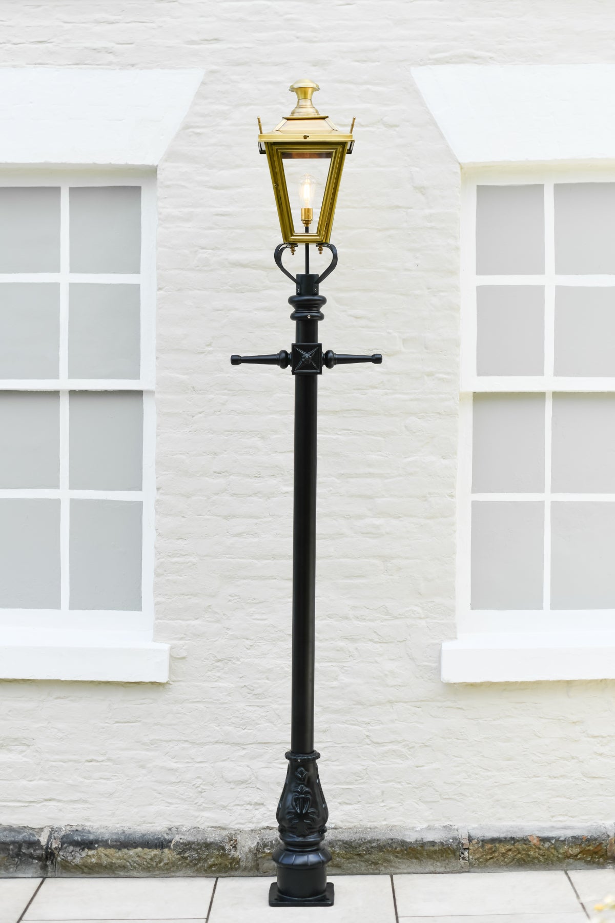 Head on view of the 'Dorchester' Antique Brass Traditional Lamp Post