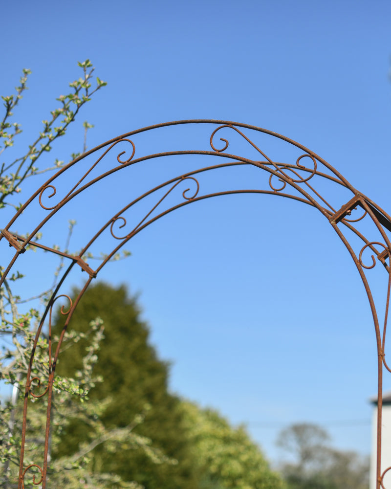 Close up of the scrolled rose arch roof