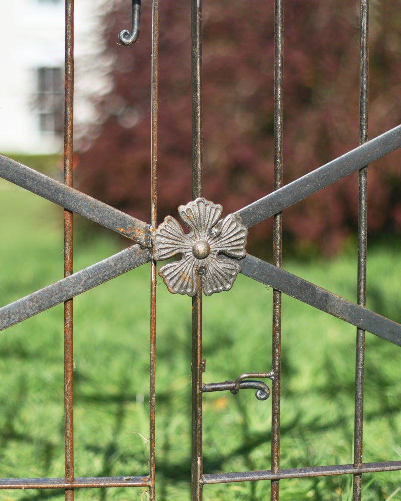 Close up of the floral motif on the gate 