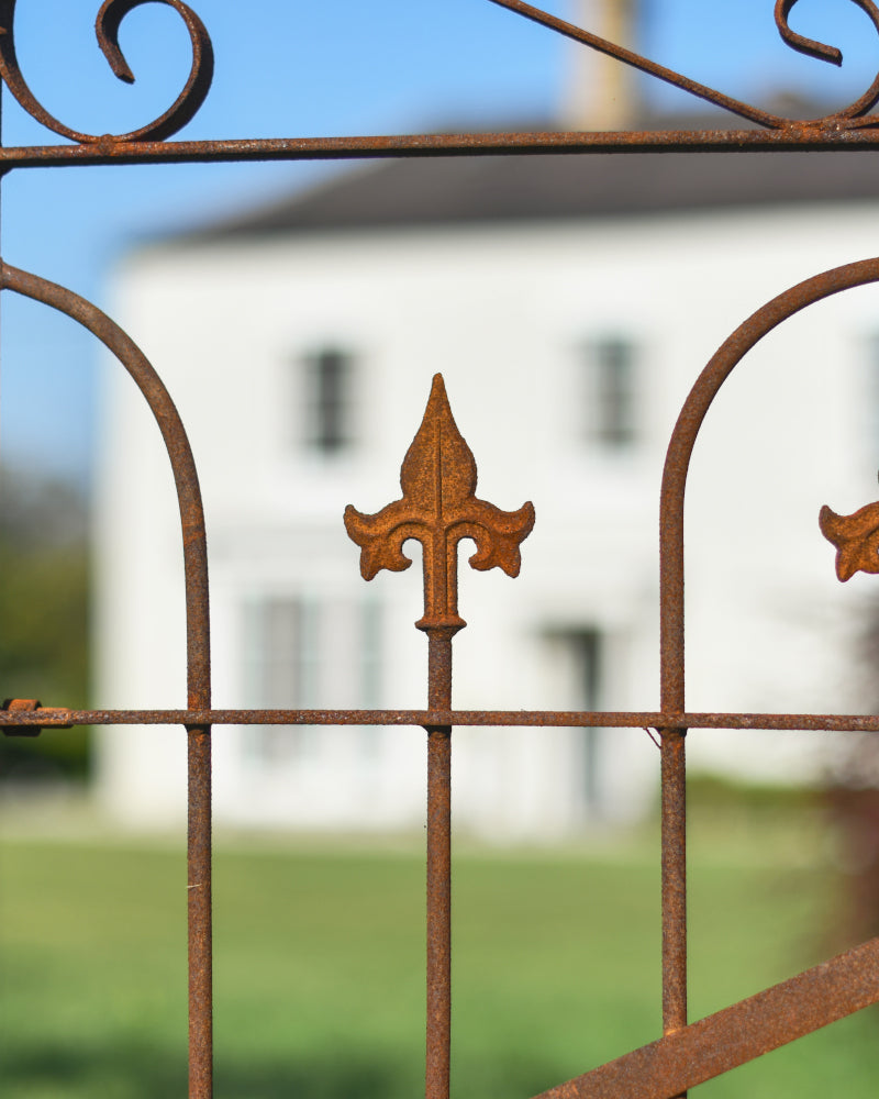 Close up on the ornate arrow on the gate 