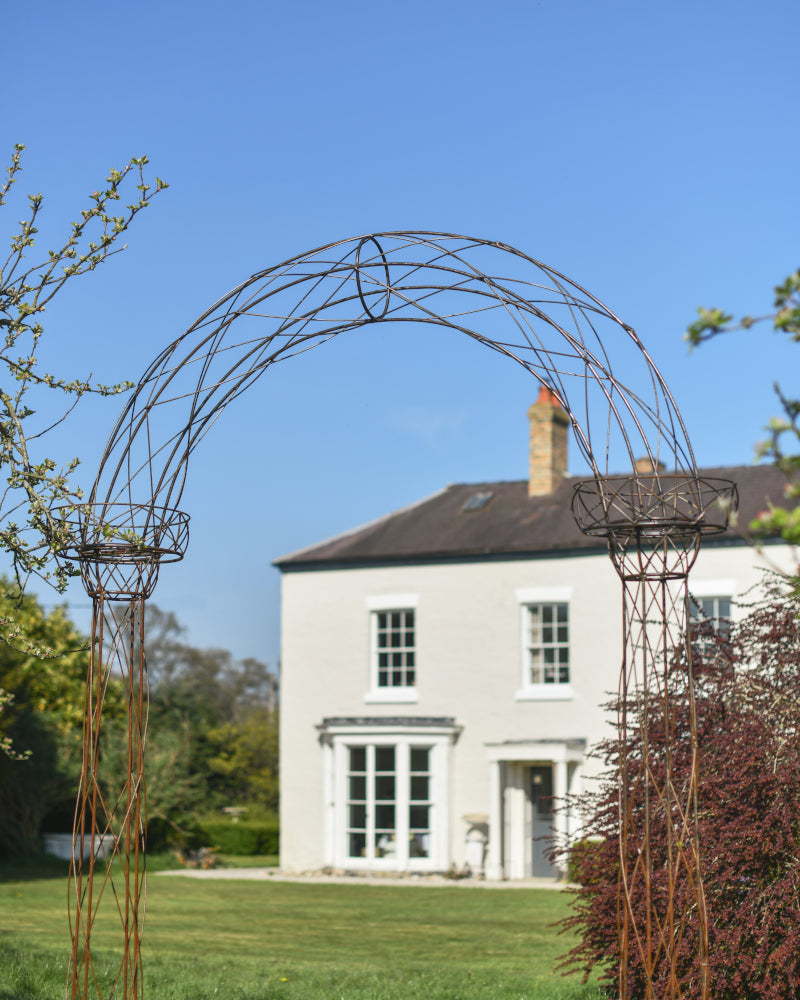 Zoomed in view of the lacquered archway 