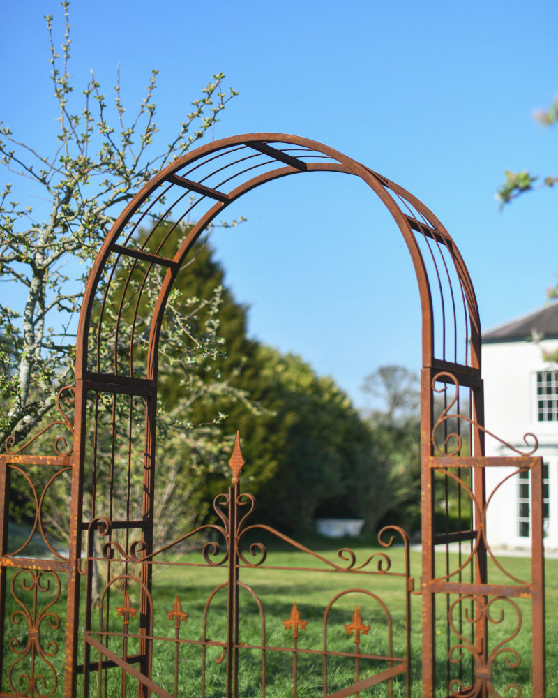 Side profile of the tradtional rose arch 