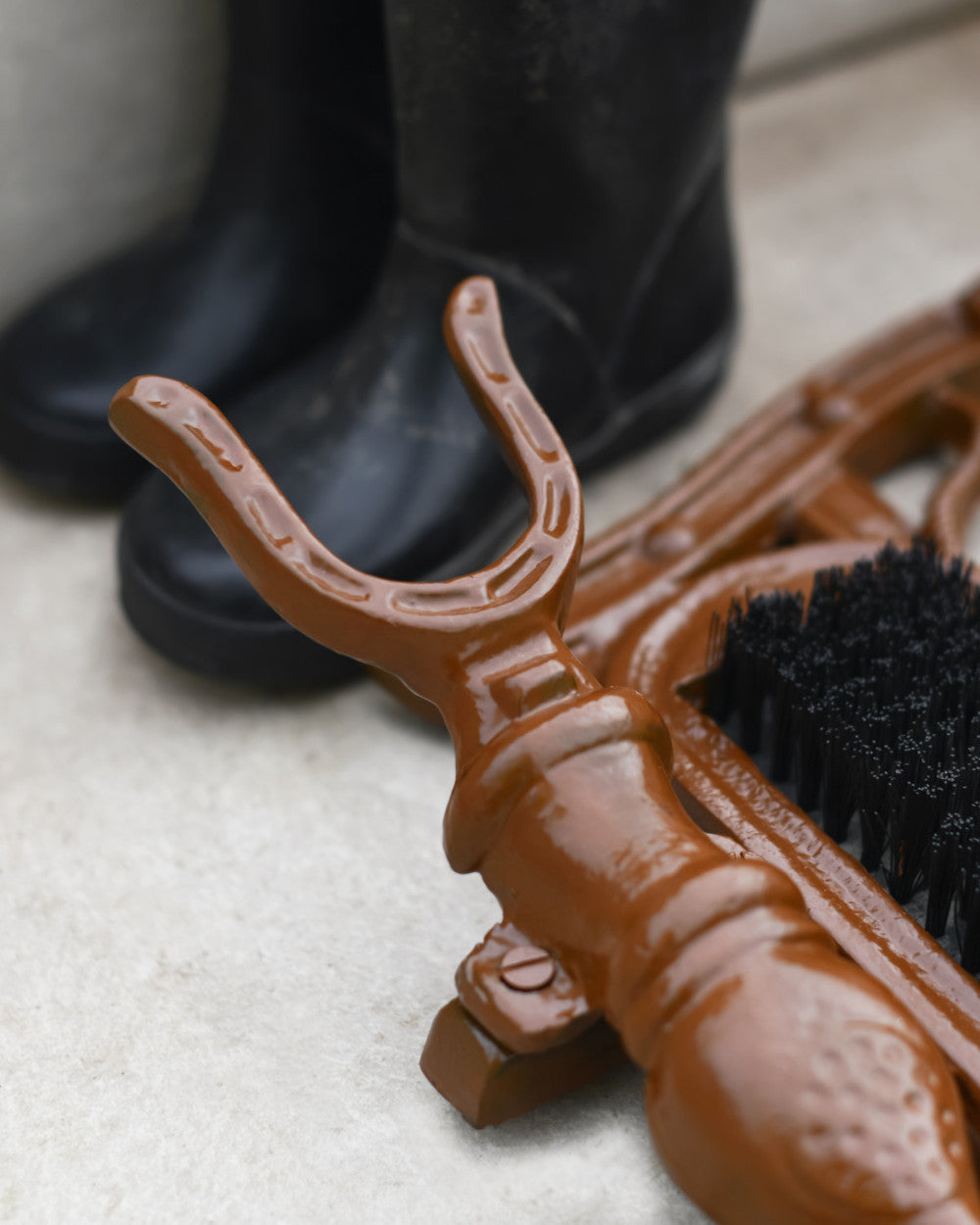 Horse shoe designed cleaner 