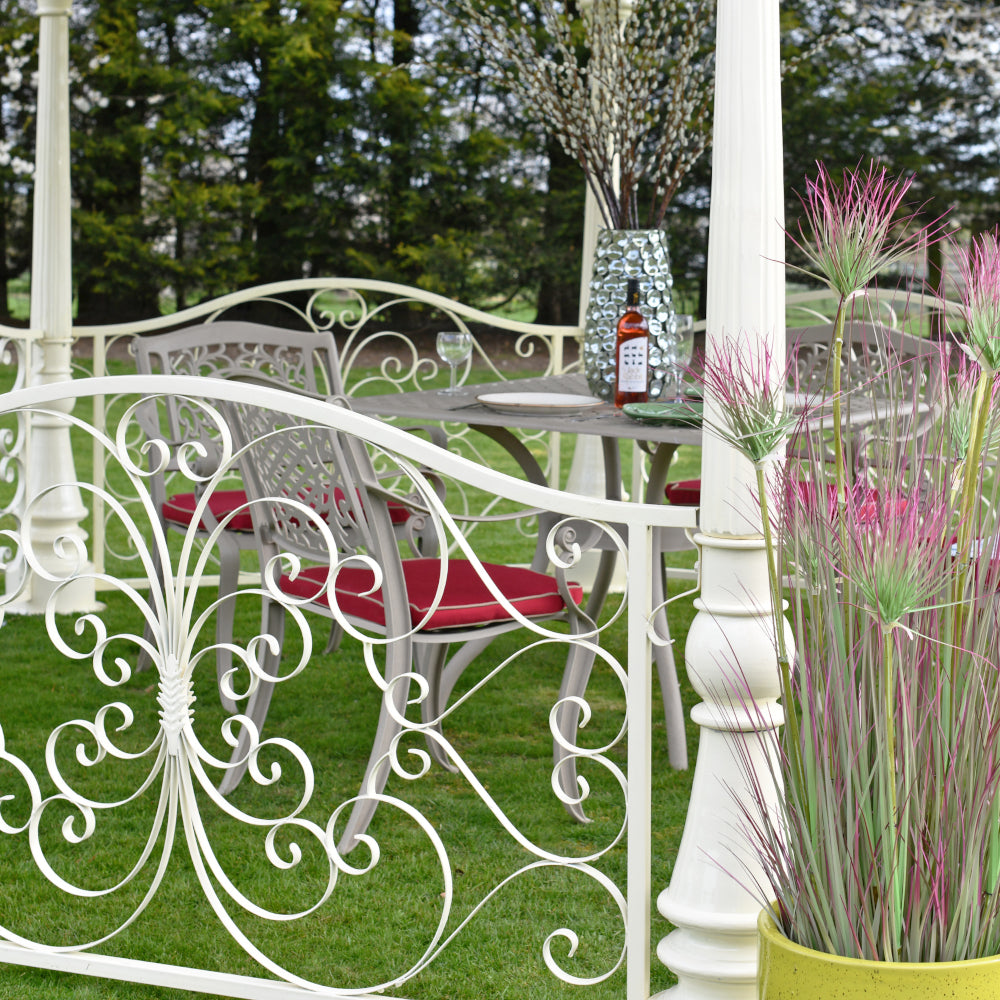 Close up view of the railings 