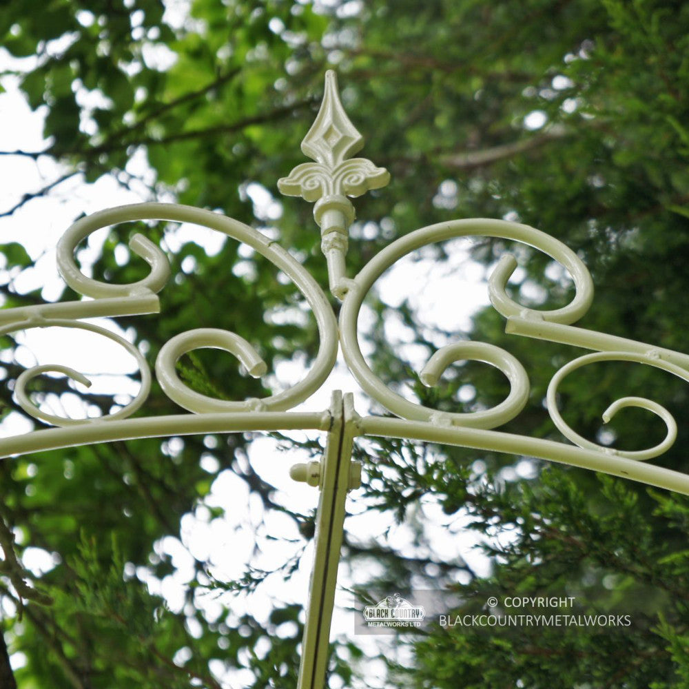 Zoomed in view of the ornate centrepiece 