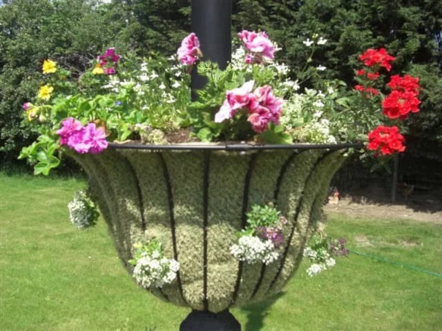 Lamp Post Flower Basket - thumbnail