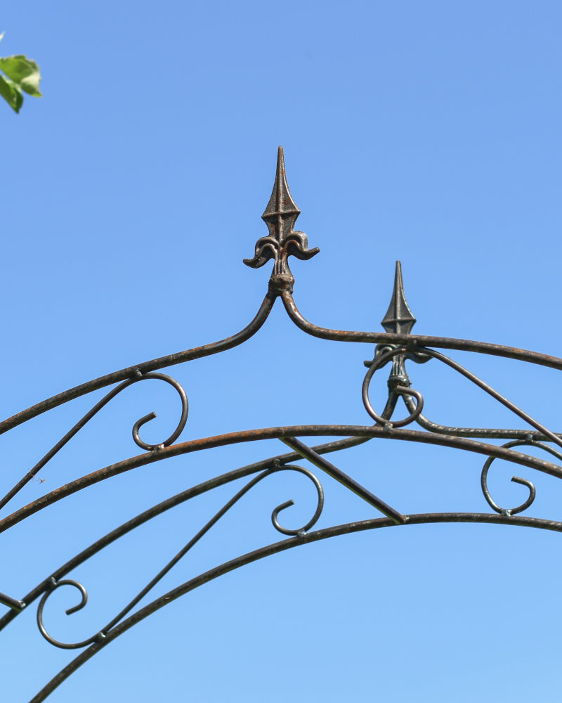 Close up of the fluer-de-lis centrepiece