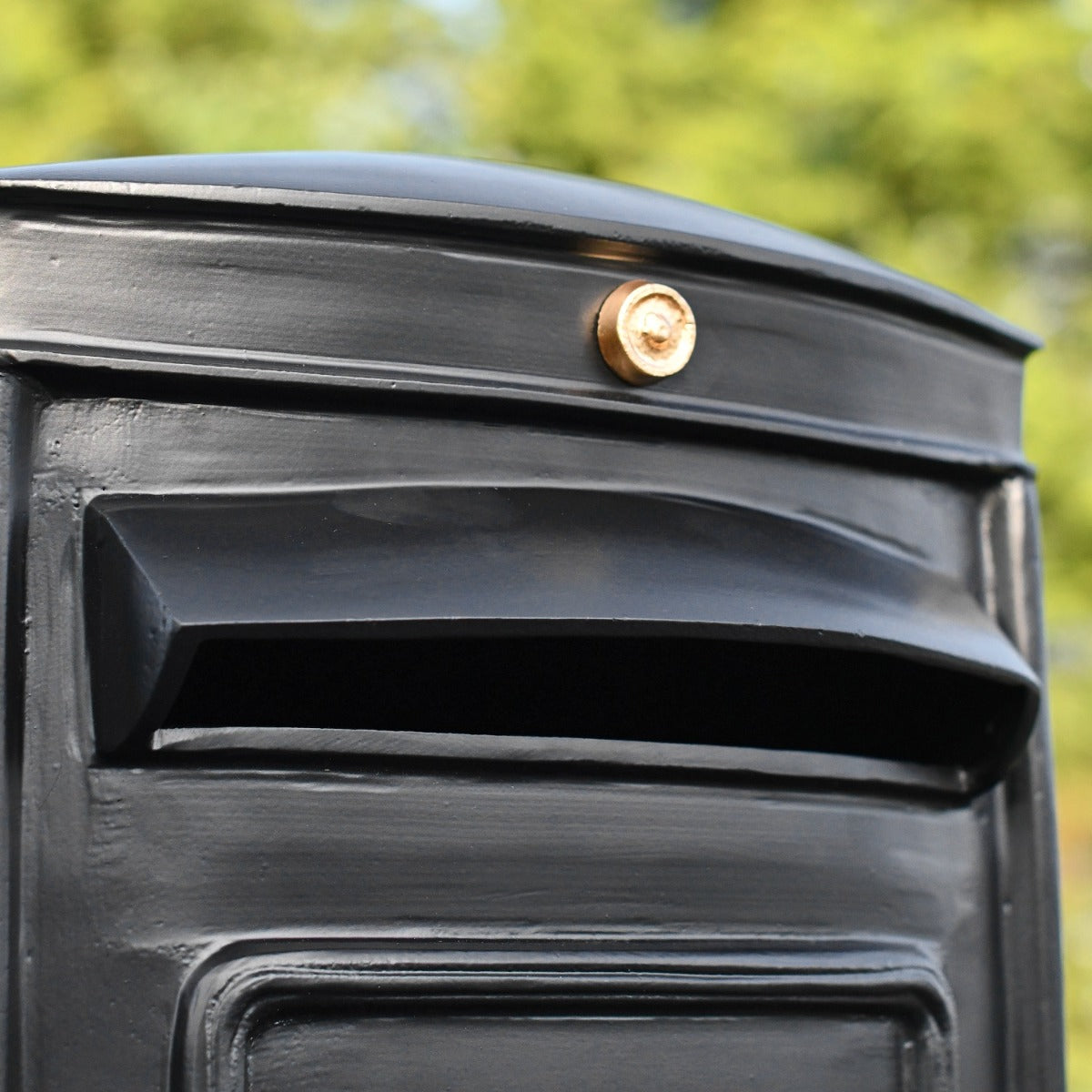 Close up of motif and hooded aperture 