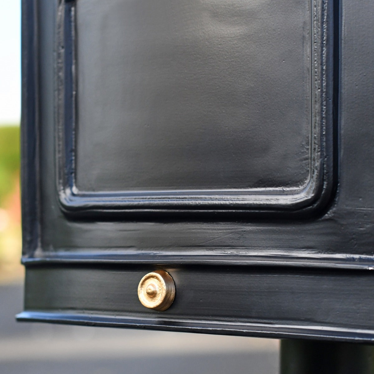 Close up of post box front and gold motif 