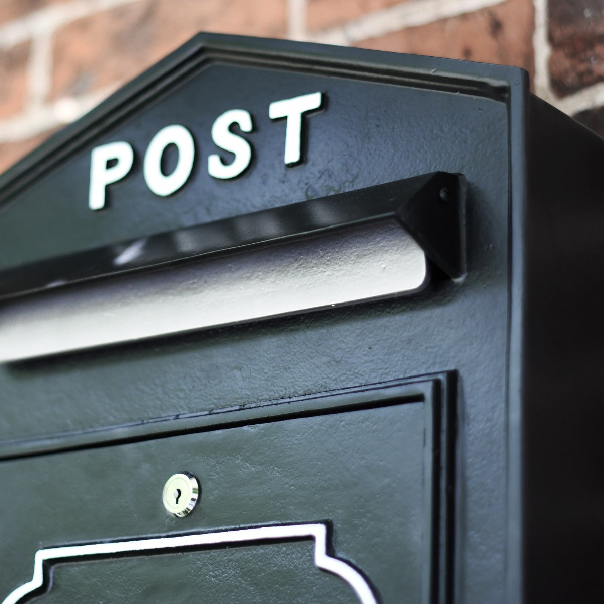 Close up of Black & White finish on post box 