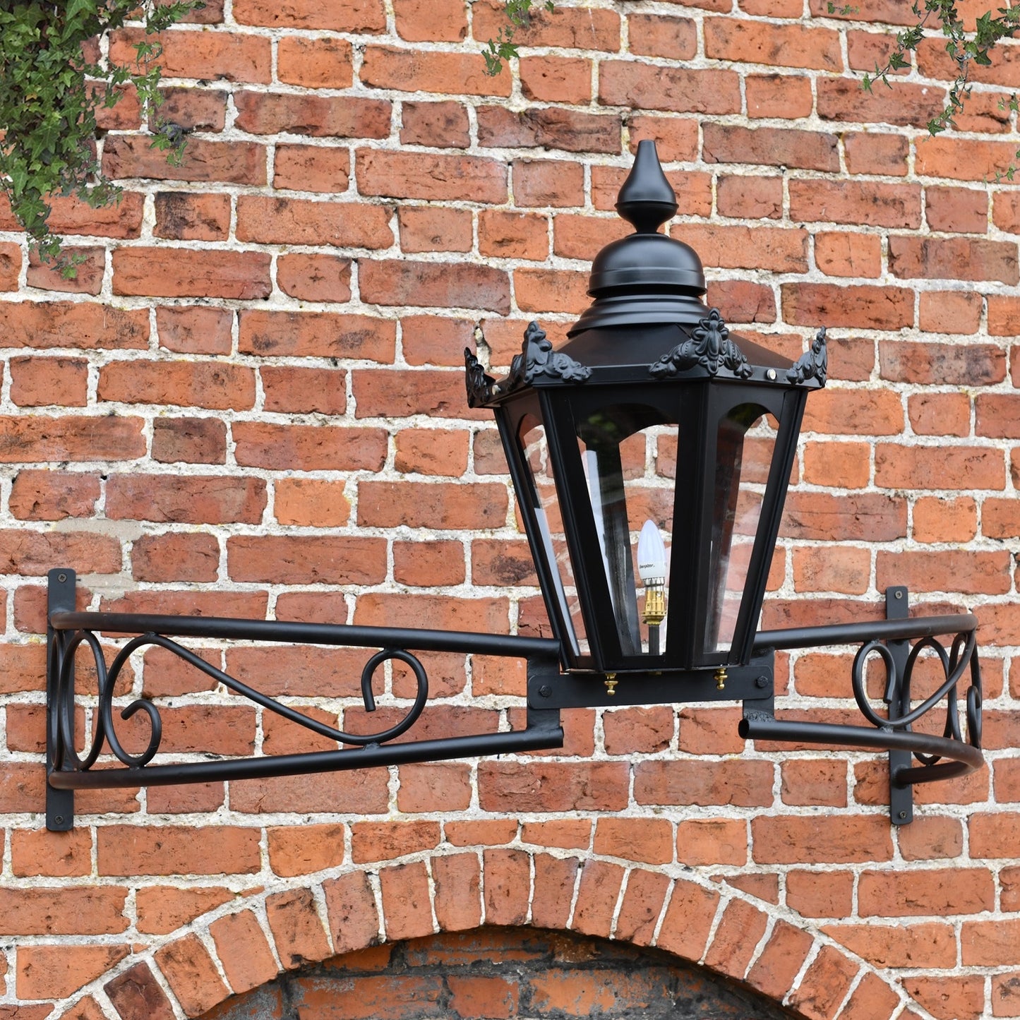 Side profile of the bow bracket lantern