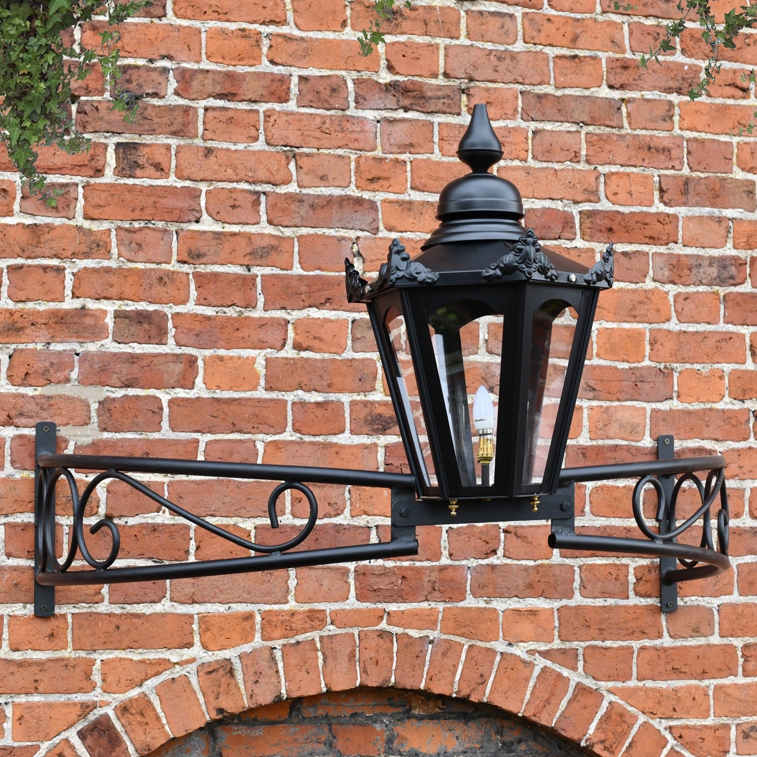 Side profile of the bow bracket lantern