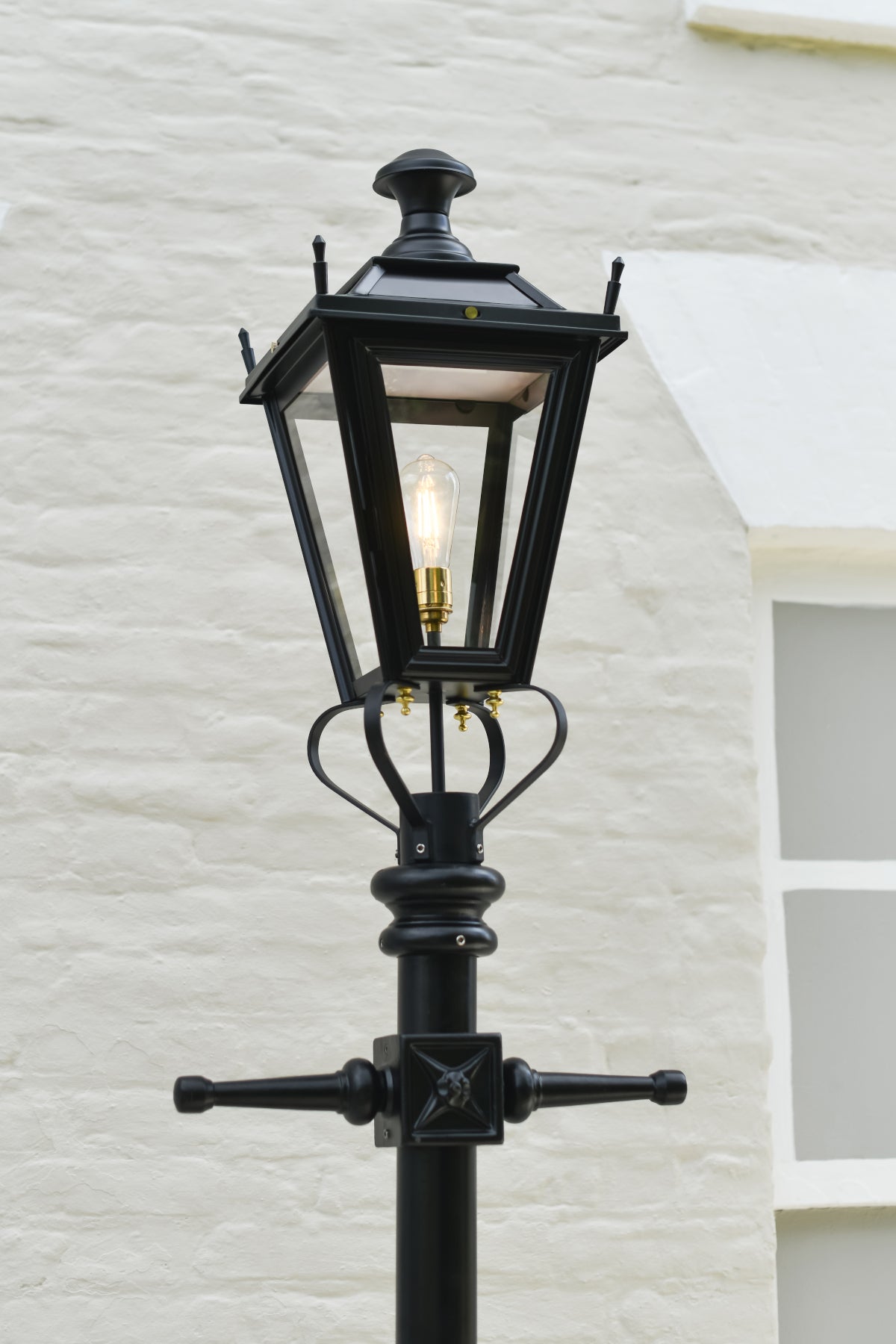 The medium black 'Dorchester' lamp post lantern and ladder bars