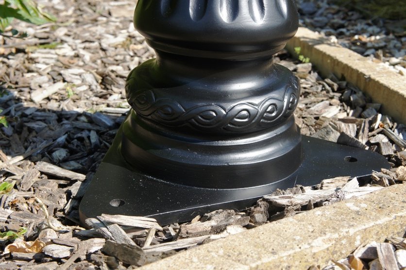 Patterned lamp post base