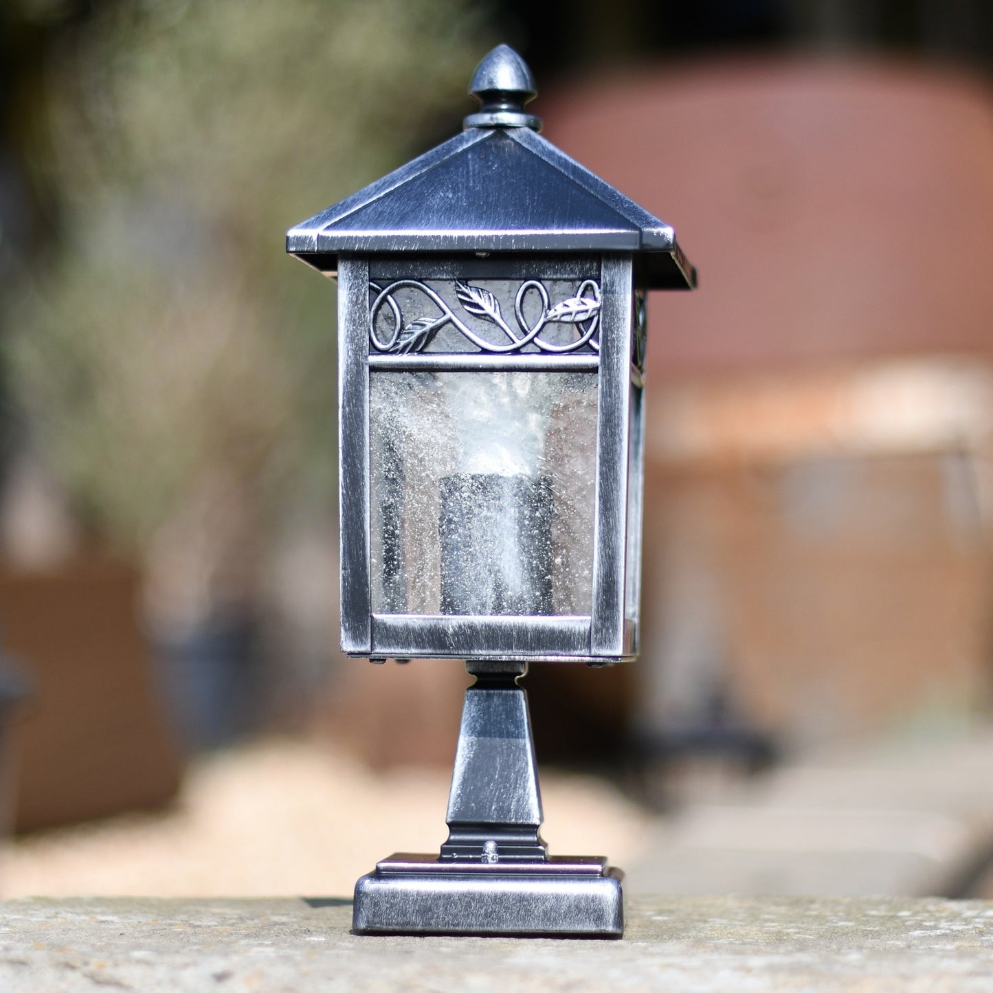 Outdoor stone pillar top light fitting