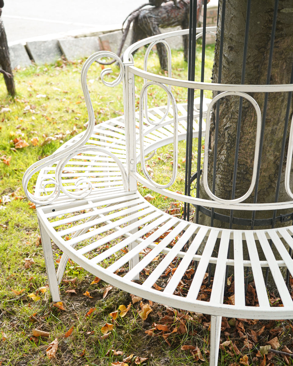 Close up of the cream seating plate