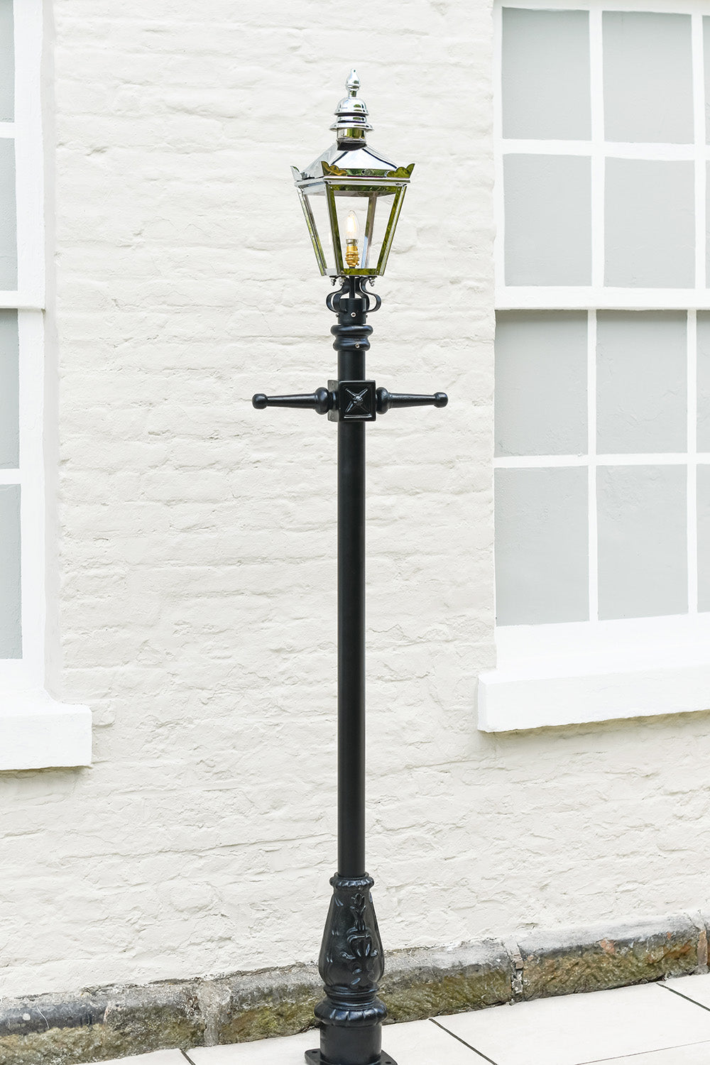 Video Of The Polished Chrome 'Kensington' Lamp Post