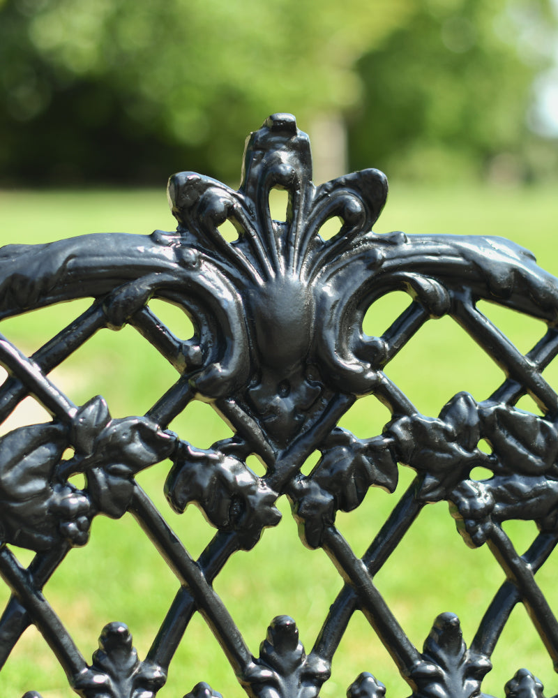 Magnified view of the traditional central motif
