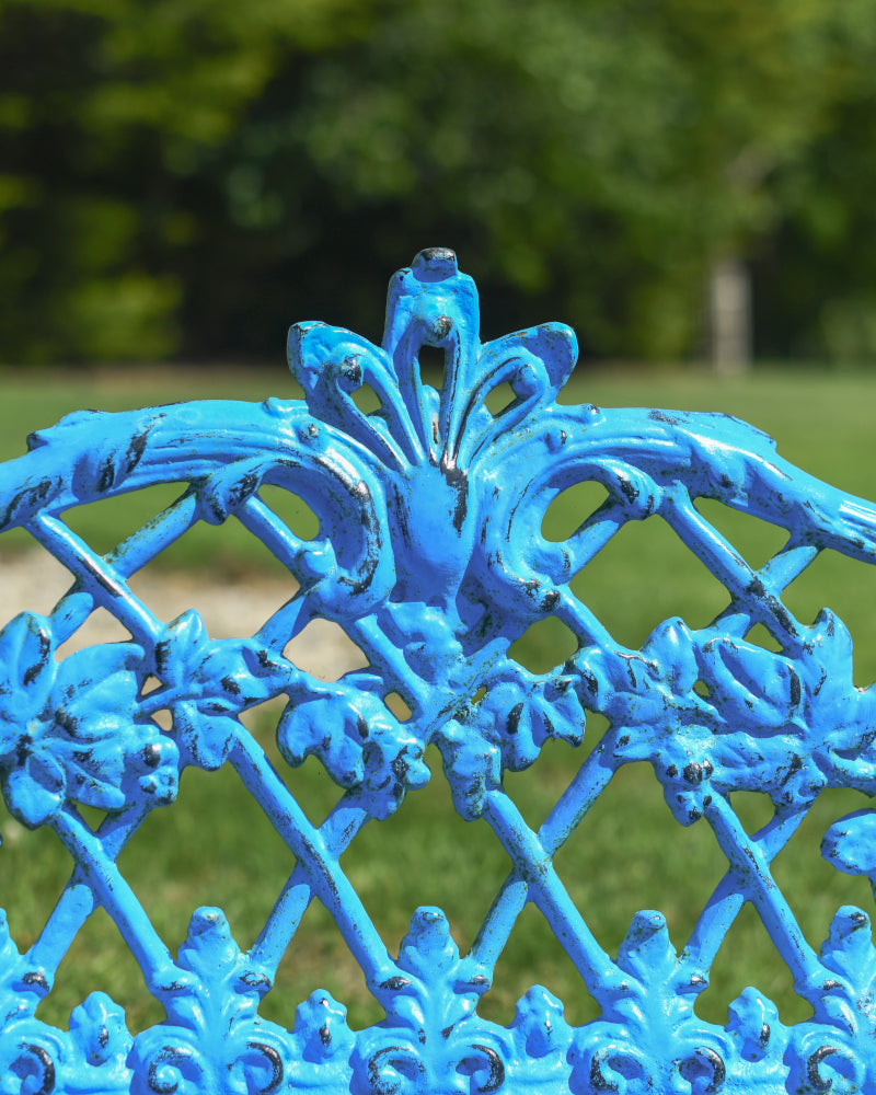 Magnified view of the tradtional motif in the centre of the bench