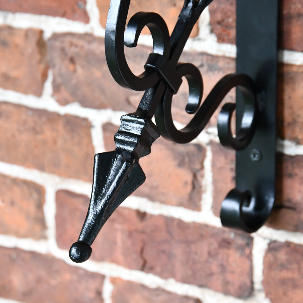 Close up of the iron arrow decoration 