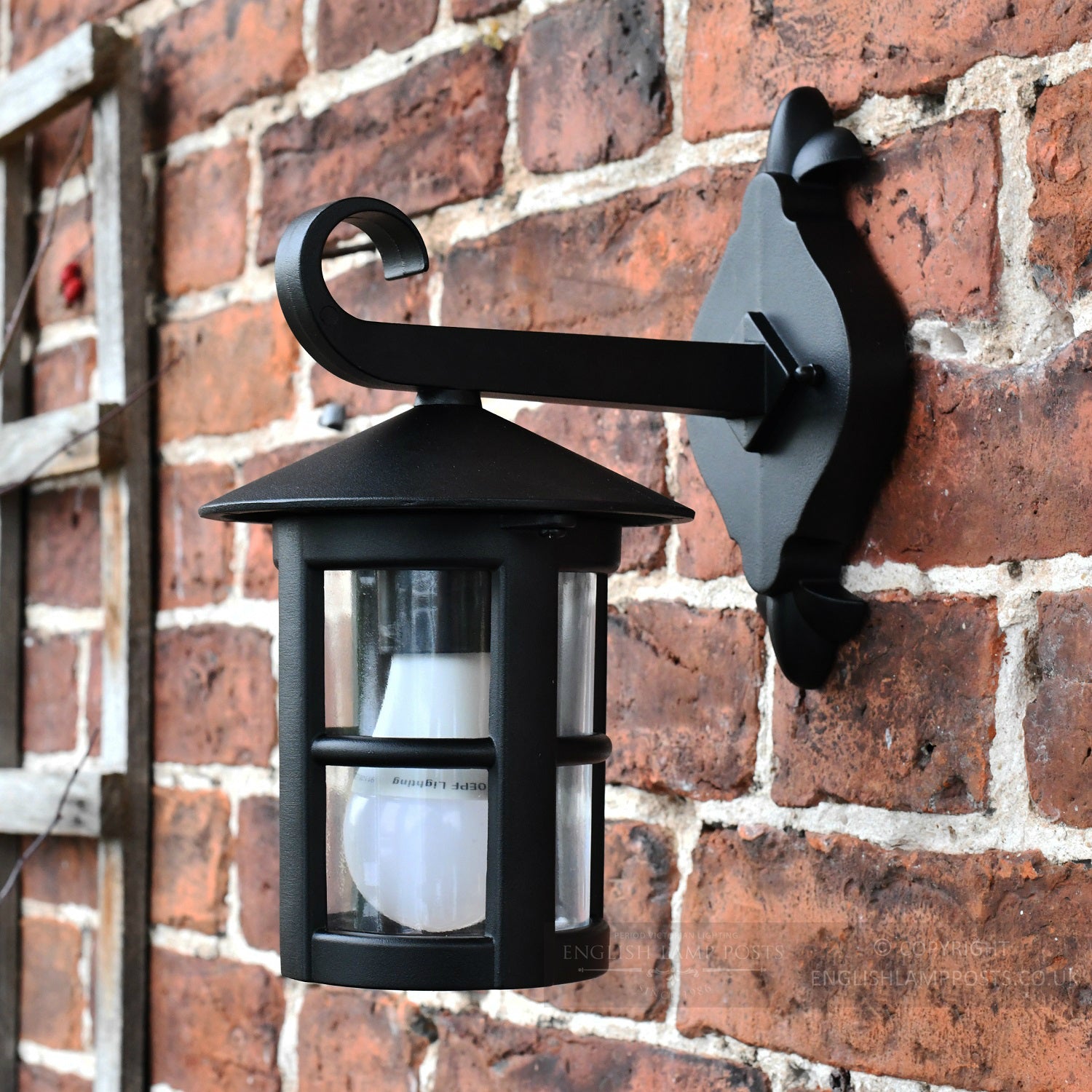 Small cylinder wall light finished in black