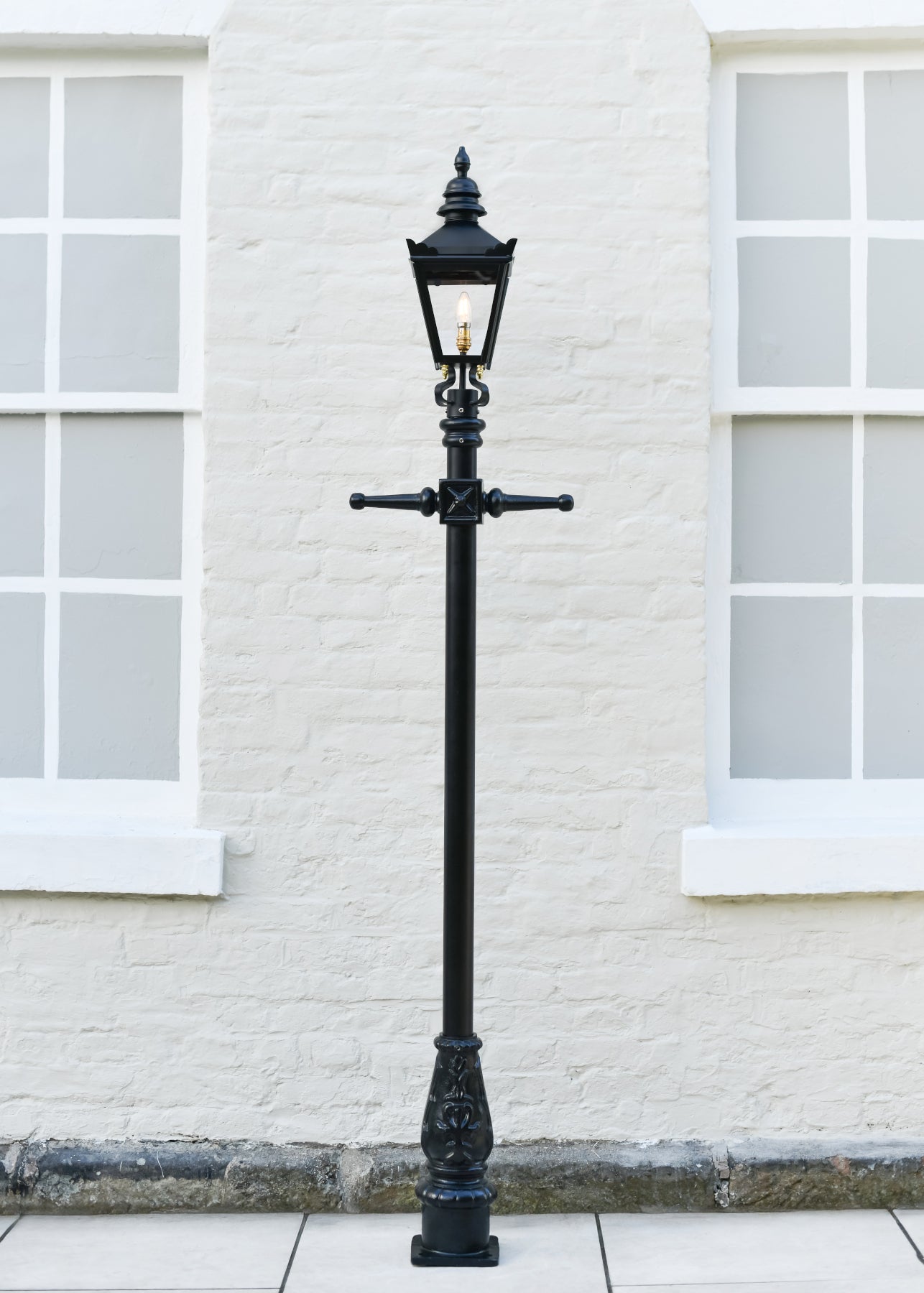 Stunning Kensington Garden Lamp Post In Black