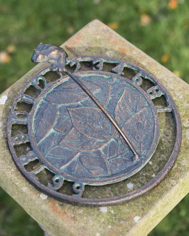 'Froskur' Antiquated Frog Sundial - thumbnail