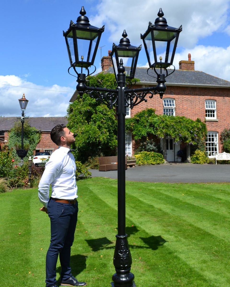 Life size scale of the 3m triple headed lamp post