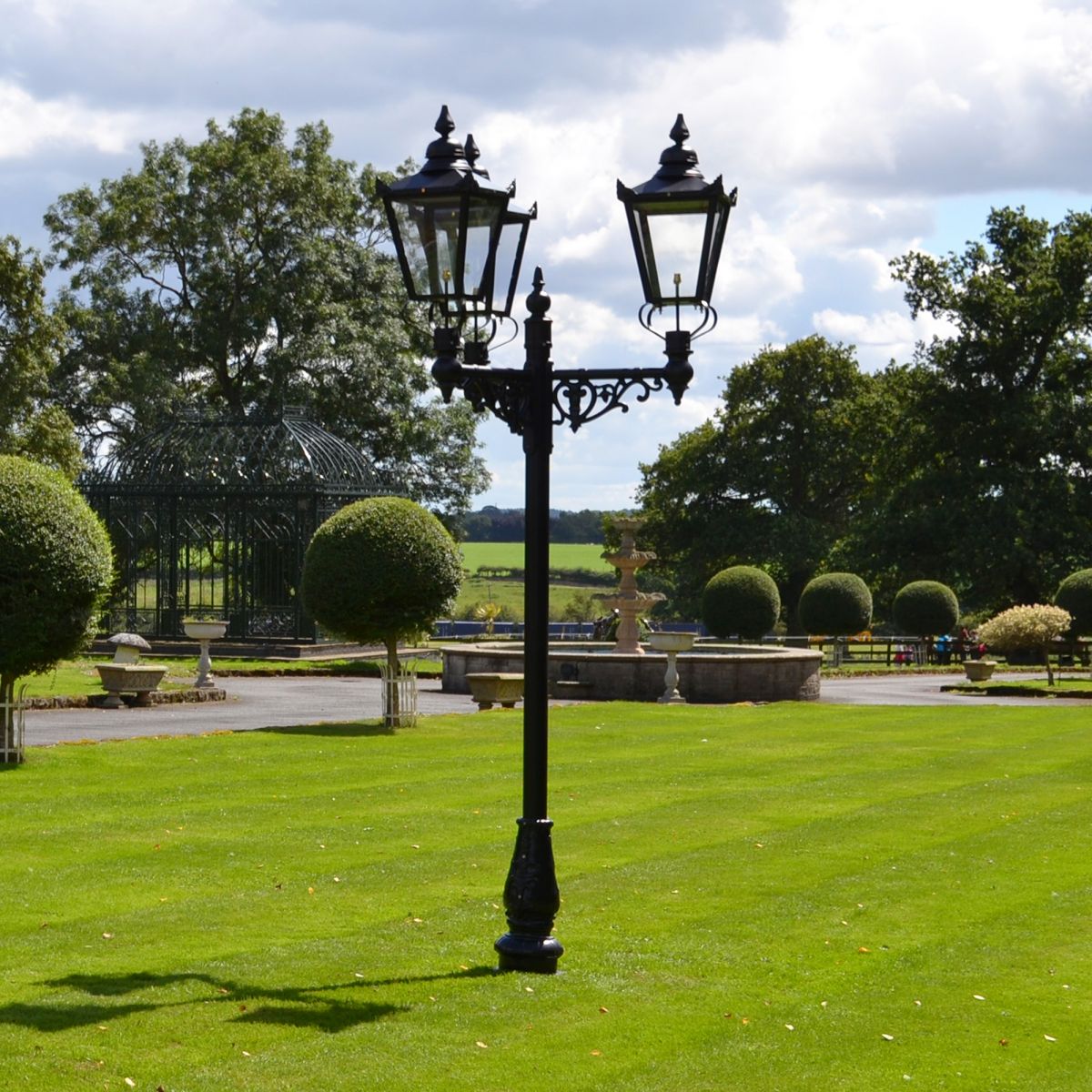 The deluxe lamp post in situ