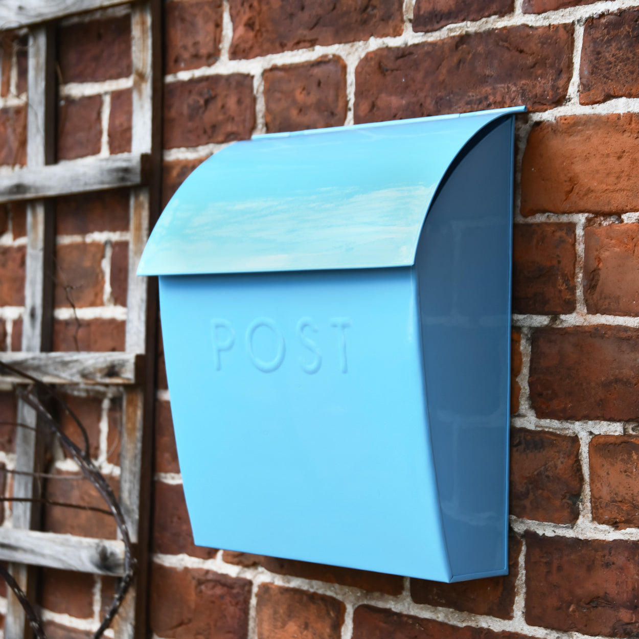 The lockable post box in situ