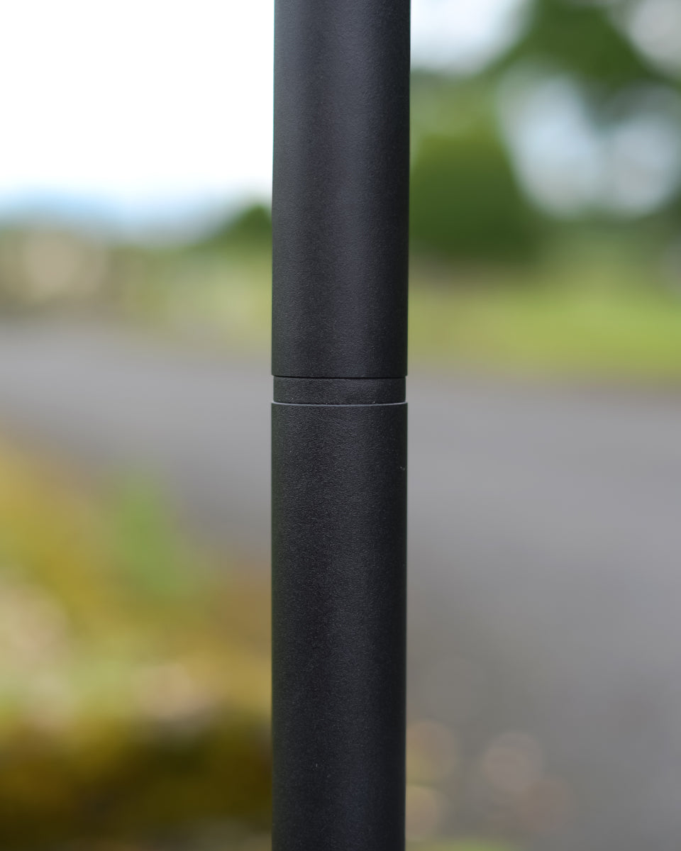 The robust black column