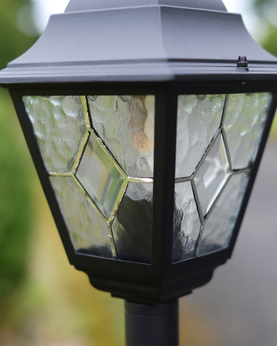 Close up of the diamond patterned panes
