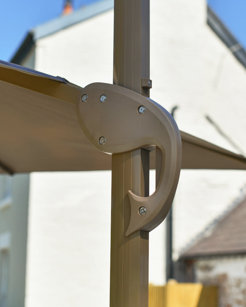 Close up of the movable adjusting arm 